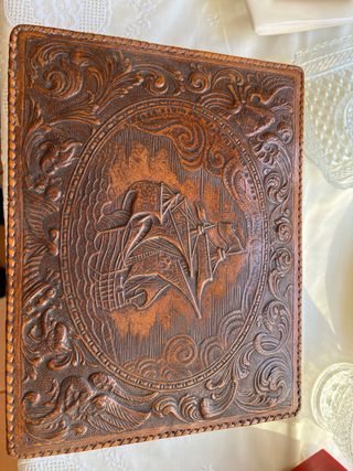 Caja antigua piel y madera decorada