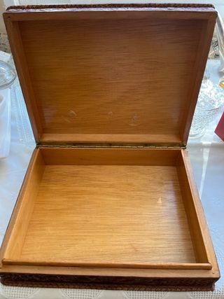 Caja antigua piel y madera decorada