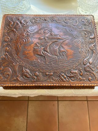 Caja antigua piel y madera decorada