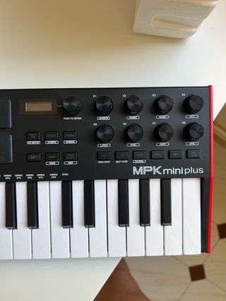 AKAI MPK mini plus Controlador MIDI