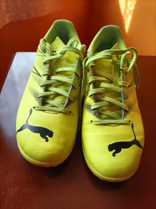 Zapatos de fútbol Puma verde/amarillo