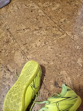 Zapatos de fútbol Puma verde/amarillo