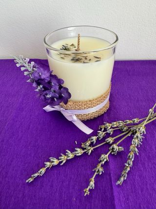 Vela aromática de lavanda con decoración