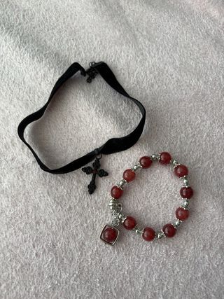 Gargantilla y pulsera con cruz y piedra