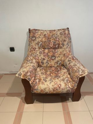 Sillón rústico estampado floral. Tengo 2 sillones