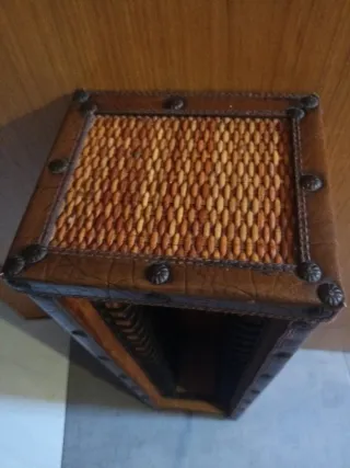 Mueble para CDs de madera antiguo muy pesado.