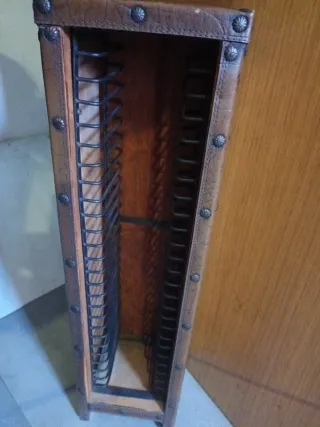 Mueble para CDs de madera antiguo muy pesado.