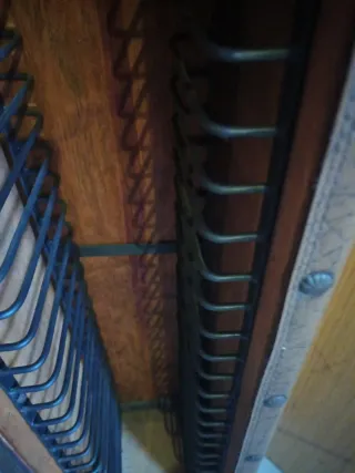 Mueble para CDs de madera antiguo muy pesado.