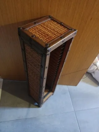 Mueble para CDs de madera antiguo muy pesado.