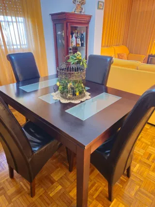 Mesa comedor y 4 sillas polipiel
