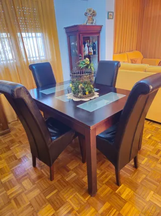 Mesa comedor y 4 sillas polipiel