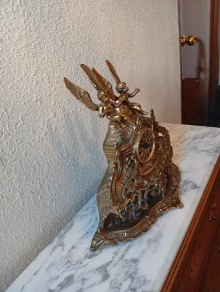 Reloj de Bronce Antiguo con Querubines