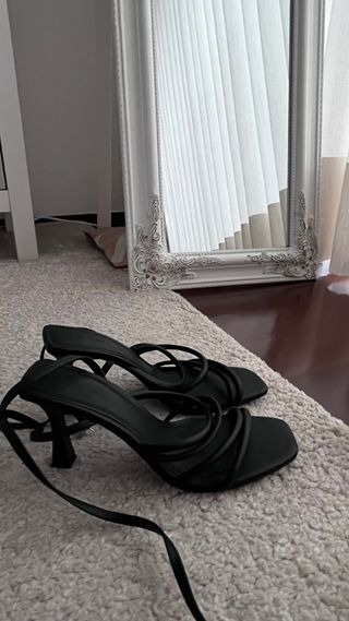 Sandálias de salto pretas Stradivarius