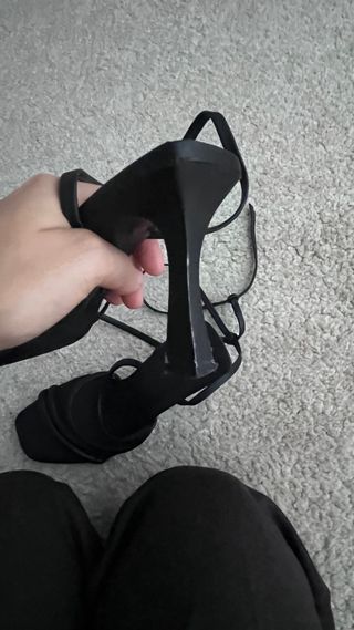 Sandálias de salto pretas Stradivarius