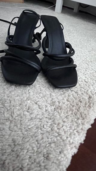 Sandálias de salto pretas Stradivarius