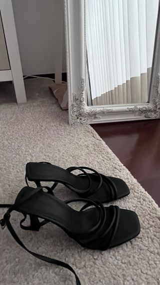 Sandálias de salto pretas Stradivarius