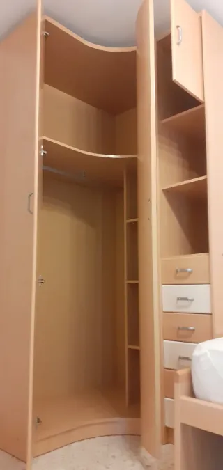 Armario de esquina de madera