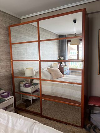 Armario con puertas de espejo