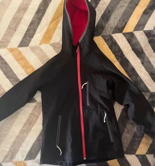 Chaqueta Negra con Forro Rojo