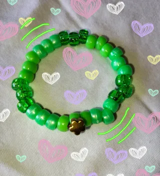 Pulsera Kandi Verde con Dijes