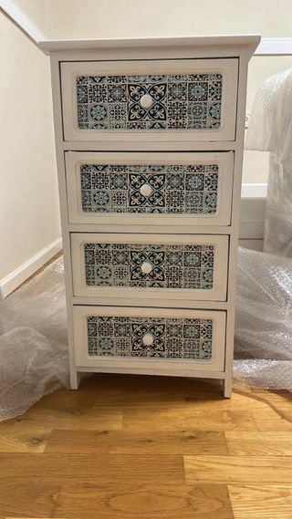 Cajonera de madera con detalles azules