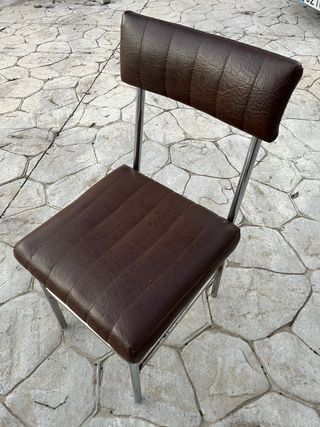 Sillas de comedor marrones y rojas