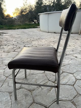 Sillas de comedor marrones y rojas