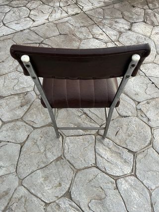 Sillas de comedor marrones y rojas