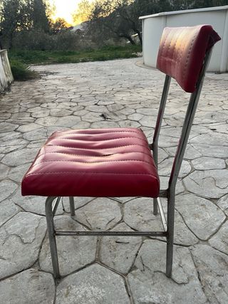 Sillas de comedor marrones y rojas