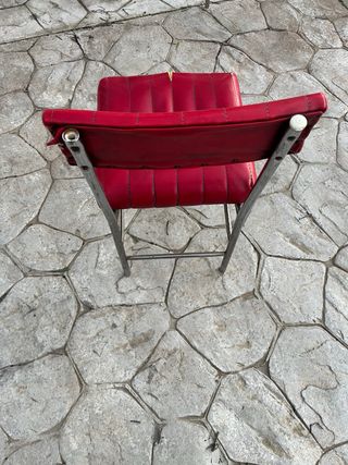 Sillas de comedor marrones y rojas