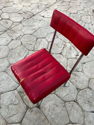 Sillas de comedor marrones y rojas