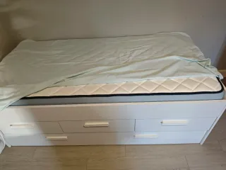 Cama individual con varios cajones