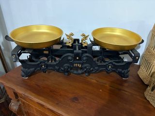 Balanza antigua restaurada, máximo de peso 20 kg.