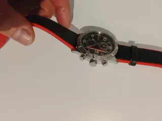 Reloj con correa roja y negra. MargMarquez