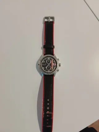 Reloj con correa roja y negra. MargMarquez