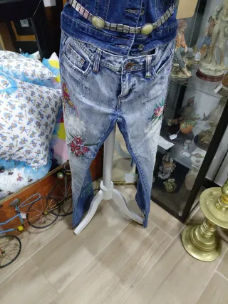 Pantalón vaquero estampado mujer