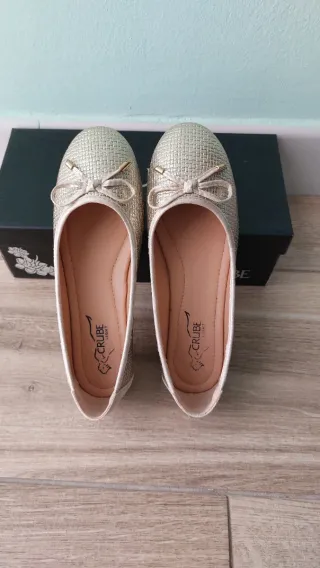 Manoletinas doradas con lazo