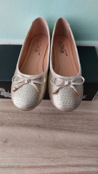 Manoletinas doradas con lazo