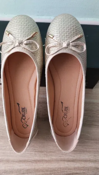 Manoletinas doradas con lazo