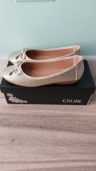 Manoletinas doradas con lazo