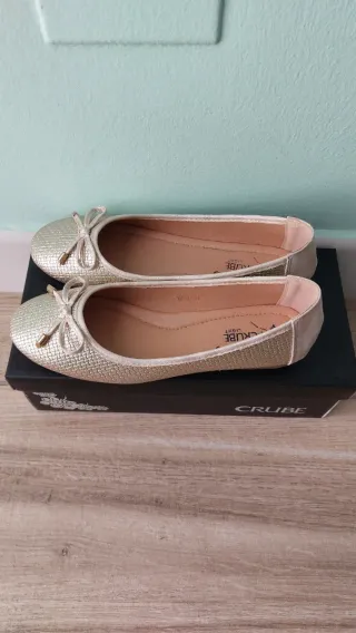 Manoletinas doradas con lazo