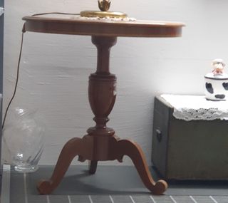 Tavolino rotondo intarsiato dipinto a mano