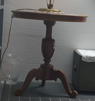 Tavolino rotondo intarsiato dipinto a mano