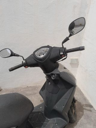 Scooter 125cc Negra y Gris vendo o cambio