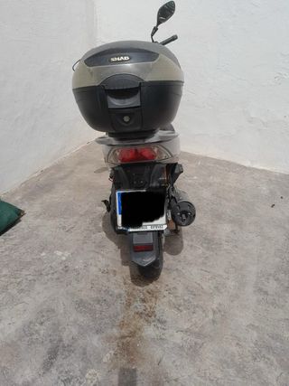 Scooter 125cc Negra y Gris vendo o cambio