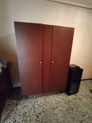 Armario de madera antiguo