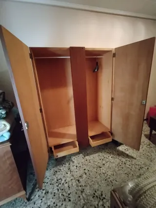 Armario de madera antiguo