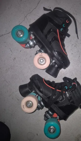 Patines negros de 4 ruedas para niños