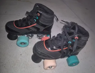 Patines negros de 4 ruedas para niños