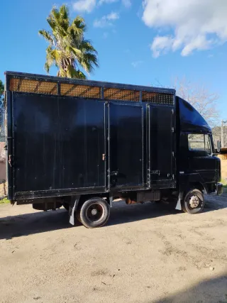 Nissan Eco T 1995 camión caballos/ ganadero
